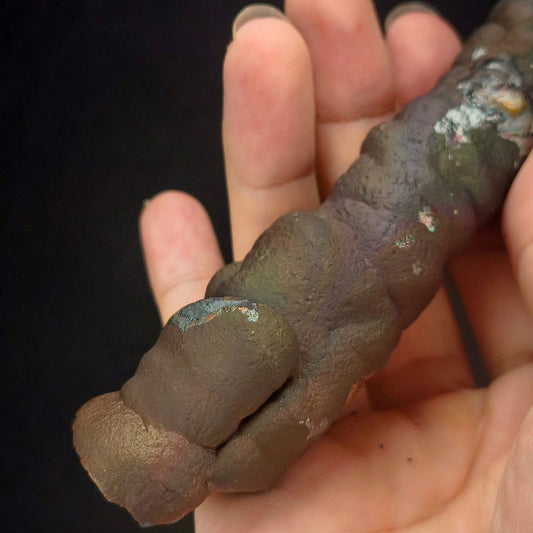 「頂級」大佛柱 (造型:宇宙簽約筆) | 姥姥殼老老礦 (高約 14.5*2cm) | 稀有深紫、粉色共生顯化 | 與宇宙簽約、地位權威、招貴人與全方位氣場修復 | 馬來西亞力泥