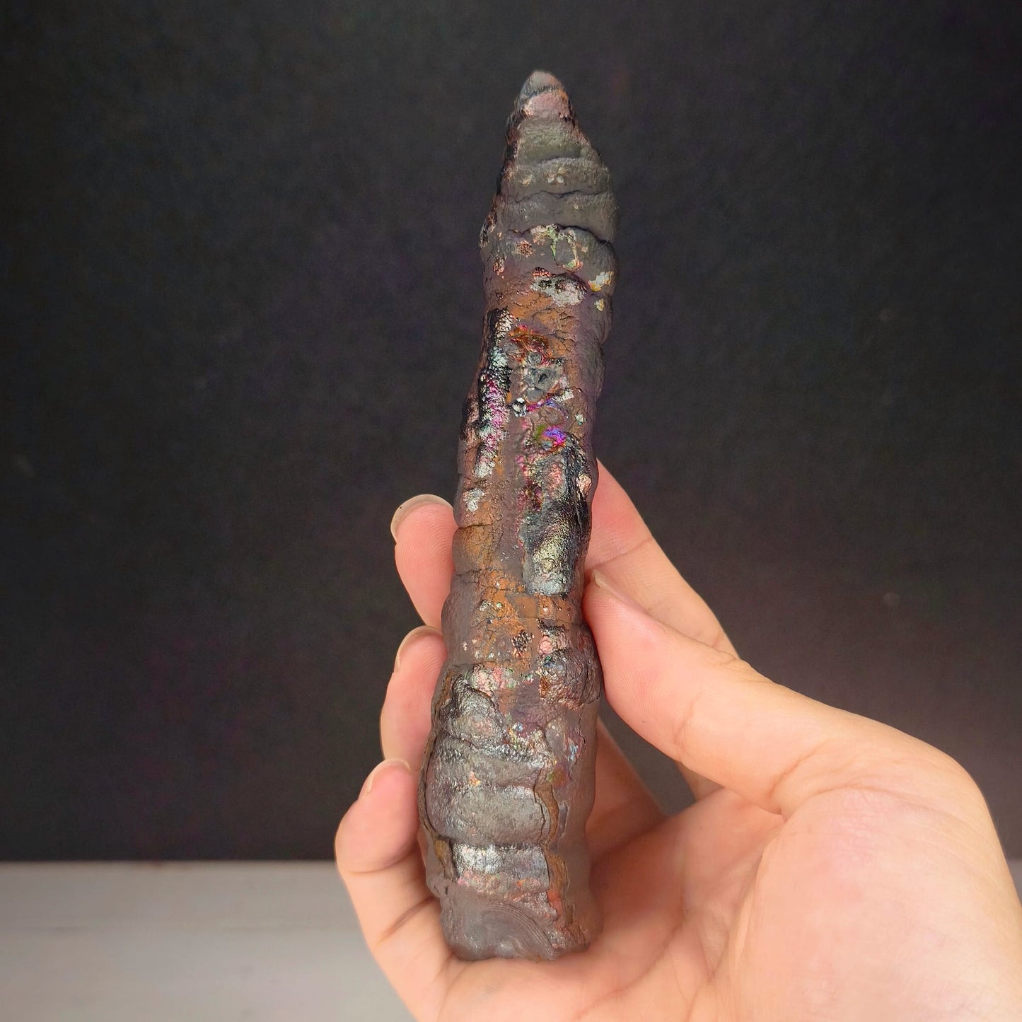 「頂級」大佛柱 (造型:宇宙簽約筆) | 姥姥殼老老礦 (高約 14.5*2cm) | 稀有深紫、粉色共生顯化 | 與宇宙簽約、地位權威、招貴人與全方位氣場修復 | 馬來西亞力泥