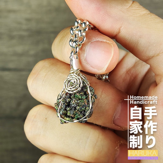 【豐盛守護】頂級黃金系七彩力泥吊墜|金綠粉三色交織:核心膽料集能、招財顯化、貴人扶持、事業生機開拓、隨身精緻靈石護身符