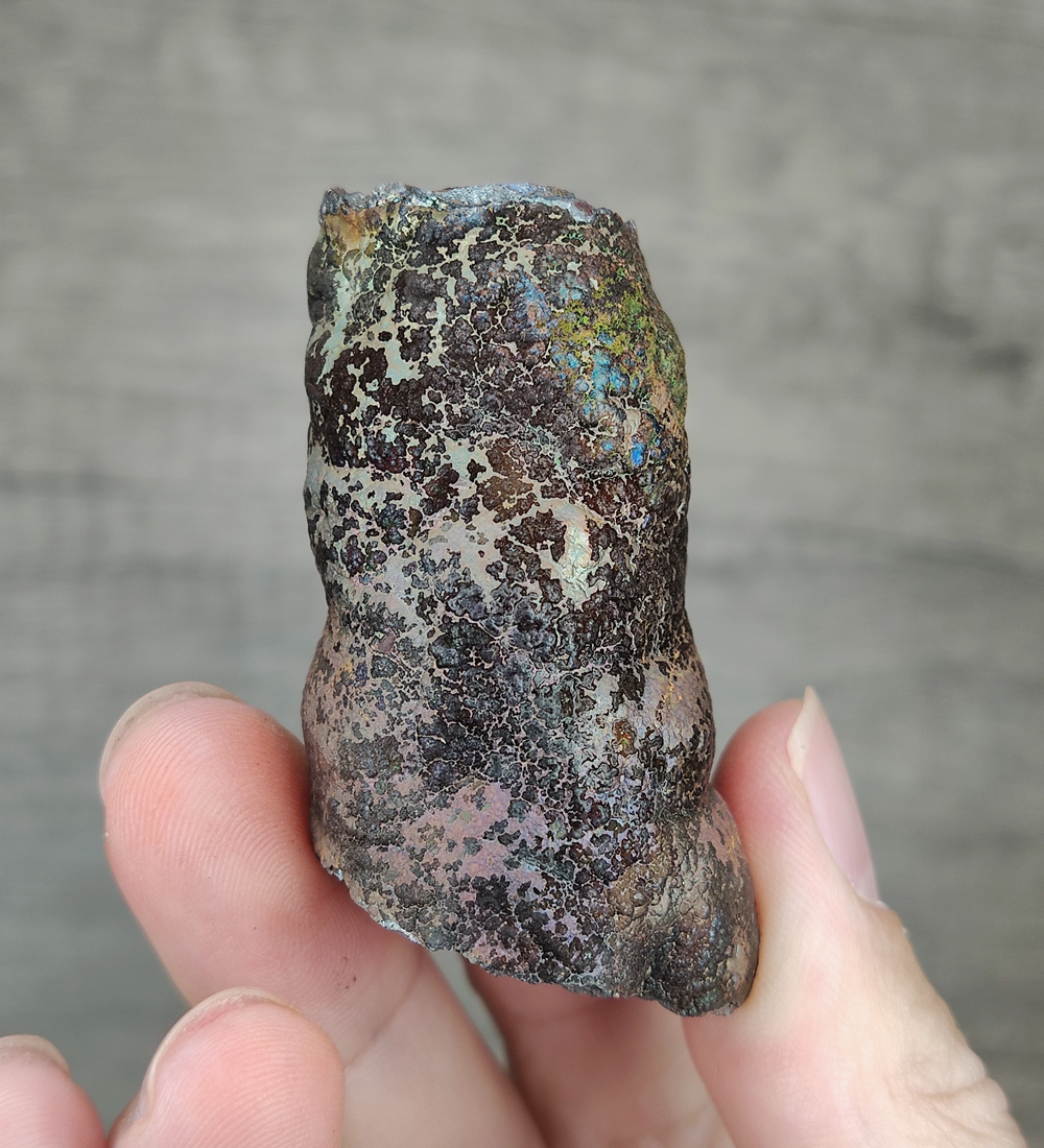 | 上品 | 亞嚕家大佛柱 (5cm) | 黑金色 | 能量高 - 指向性好 | 招財、癖邪、驅小人能量特別好 | 力泥活石 | 膽料 |