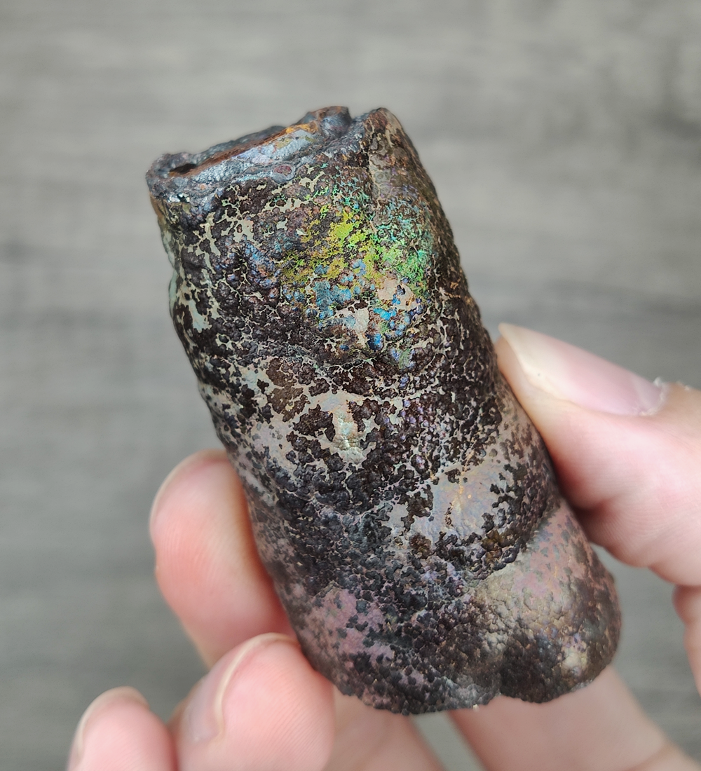 | 上品 | 亞嚕家大佛柱 (5cm) | 黑金色 | 能量高 - 指向性好 | 招財、癖邪、驅小人能量特別好 | 力泥活石 | 膽料 |