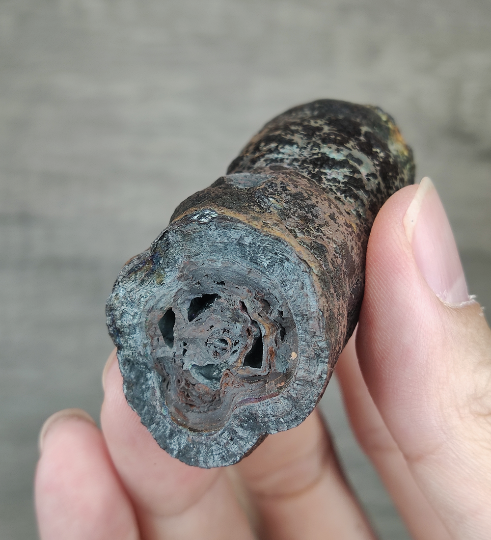 | 上品 | 亞嚕家大佛柱 (5cm) | 黑金色 | 能量高 - 指向性好 | 招財、癖邪、驅小人能量特別好 | 力泥活石 | 膽料 |