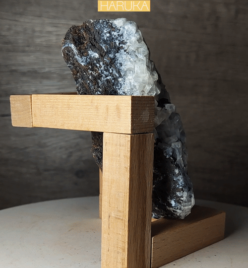 【清明守護】10CM 大牙水晶力泥原石|滿牙規格 x 剛柔並重:水晶淨化與力泥護持、環境磁場優化、智慧顯化與定軸、配送專屬木架