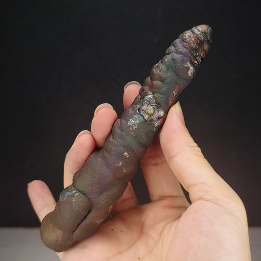 「頂級」大佛柱 (造型：宇宙簽約筆) | 姥姥殼老老礦 (高約 14.5*2cm) | 稀有深紫、粉色共生顯化 | 與宇宙簽約、地位權威、招貴人與全方位氣場修復 | 馬來西亞力泥