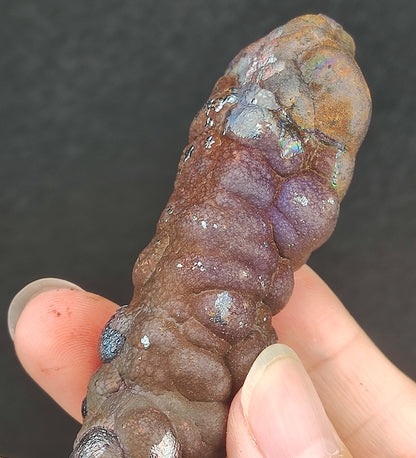「頂級」10.5cm 一道彩虹老料大佛柱 | 罕見圓頭飽滿器型 | 能量強效指向性 | 精準反射是非、圓滿守護與開啟智慧之門 | 附送專屬木架 | 馬來西亞力泥
