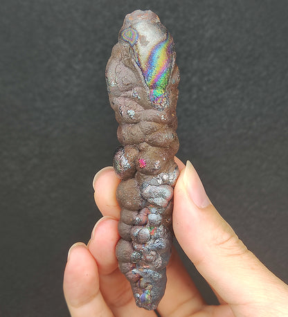 「頂級」10.5cm 一道彩虹老料大佛柱 | 罕見圓頭飽滿器型 | 能量強效指向性 | 精準反射是非、圓滿守護與開啟智慧之門 | 附送專屬木架 | 馬來西亞力泥
