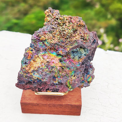 頂級七彩力泥活石原石 | 附專屬木架 (約 7x6cm) | 稀有全頻能量、大尺寸美艷收藏 | 全方位運勢提升、淨化守護 | 馬來西亞天然能量原礦