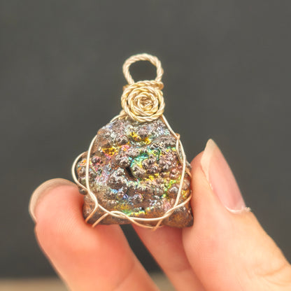 七彩力泥活石 | 能量吊墜 (約 2x2cm) | 多維全效氣場守護 | 淨化負能量、招財招貴人 | 馬來西亞天然力泥