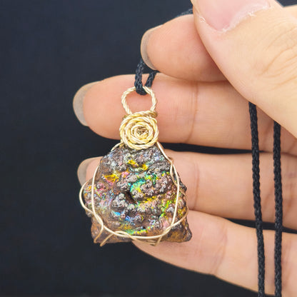 七彩力泥活石 | 能量吊墜 (約 2x2cm) | 多維全效氣場守護 | 淨化負能量、招財招貴人 | 馬來西亞天然力泥