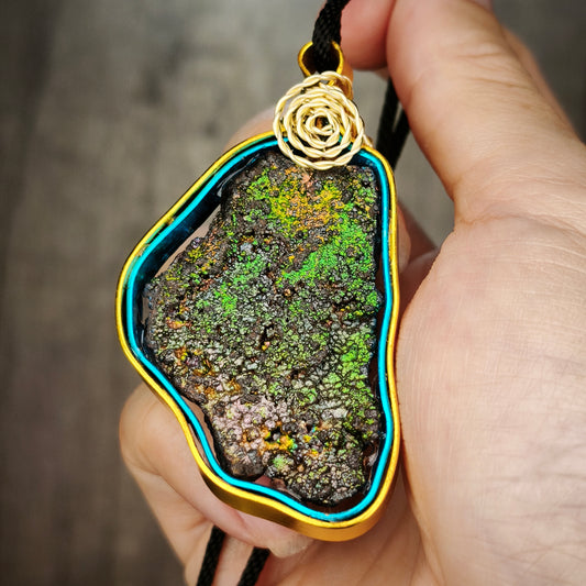 「收藏級」七彩力泥活石吊墜 | 雙面滿色爆發 | 金、綠、粉、紫四色高階共生 | 穩固事業根基、招財招貴人與全方位氣場修復 | 馬來西亞力泥