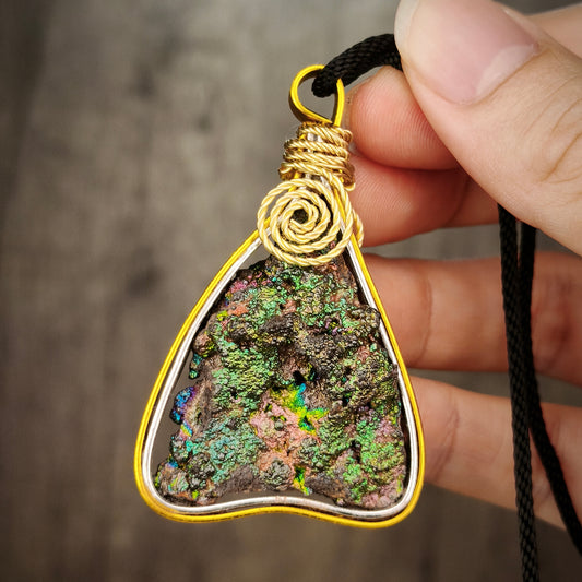 「收藏級」七彩力泥活石吊墜 | 雙面滿色爆發| 金、綠、粉、藍四色高階共生 | 穩固事業根基、招財守財、貴人扶持與磁場深層修復 | 馬來西亞力泥
