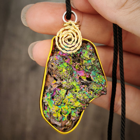 「收藏級」七彩力泥活石吊墜 | 雙面滿色爆發 | 金、綠、粉、藍、銀五色高階共生 | 穩固事業、招財守財、貴人扶持與全方位小人屏蔽 | 馬來西亞力泥