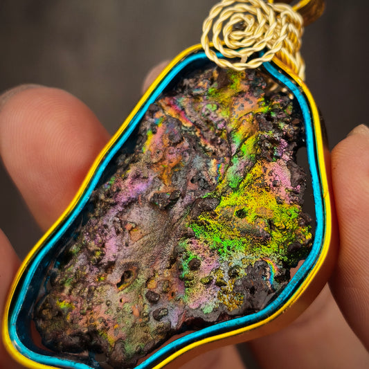 「收藏級」七彩力泥活石吊墜 | 雙面滿色爆發 | 金、綠、粉、紫四色高階共生 | 穩固事業根基、招財招貴人與全方位氣場修復 | 馬來西亞力泥