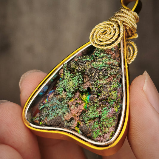 「收藏級」七彩力泥活石吊墜 | 雙面滿色爆發| 金、綠、粉、藍四色高階共生 | 穩固事業根基、招財守財、貴人扶持與磁場深層修復 | 馬來西亞力泥