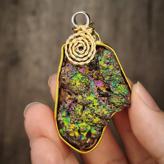 「收藏級」七彩力泥活石吊墜 | 雙面滿色爆發 | 金、綠、粉、藍、銀五色高階共生 | 穩固事業、招財守財、貴人扶持與全方位小人屏蔽 | 馬來西亞力泥