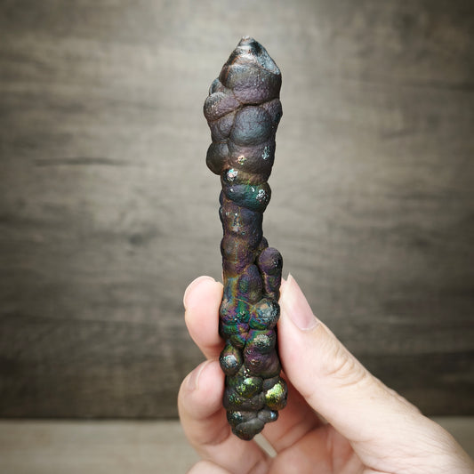 「頂級」大佛柱 (造型：簽約筆) | 圓頭能量精華 (高約 11*1.5cm) | 與宇宙簽約：紫綠藍三色高階共生 | 智慧決策、事業生機、圓滿溝通與地位守護 | 馬來西亞力泥