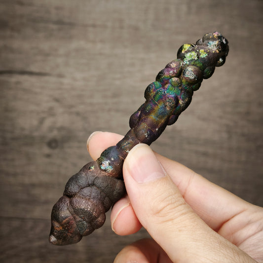 「頂級」大佛柱 (造型：簽約筆) | 圓頭能量精華 (高約 11*1.5cm) | 與宇宙簽約：紫綠藍三色高階共生 | 智慧決策、事業生機、圓滿溝通與地位守護 | 馬來西亞力泥