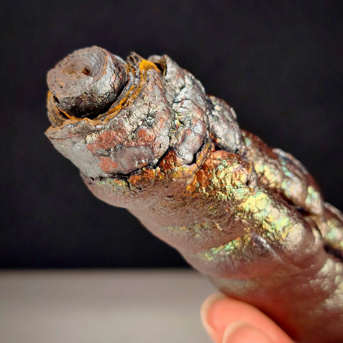 「收藏級」大佛柱 | 重量級粗壯精華 (約 15*4cm) | 金、綠、粉三色高階共生 | 強力招財、穩固基業、貴人扶持與全方位氣場武裝 | 馬來西亞力泥
