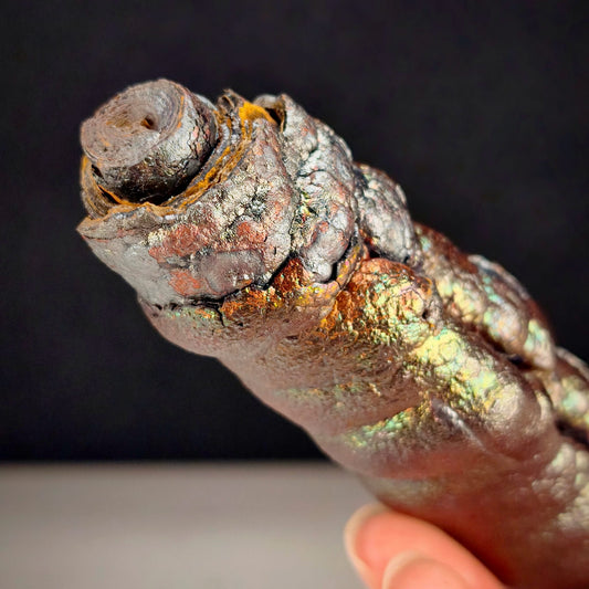「收藏級」大佛柱 | 重量級粗壯精華 (約 15*4cm) | 金、綠、粉三色高階共生 | 強力招財、穩固基業、貴人扶持與全方位氣場武裝 | 馬來西亞力泥