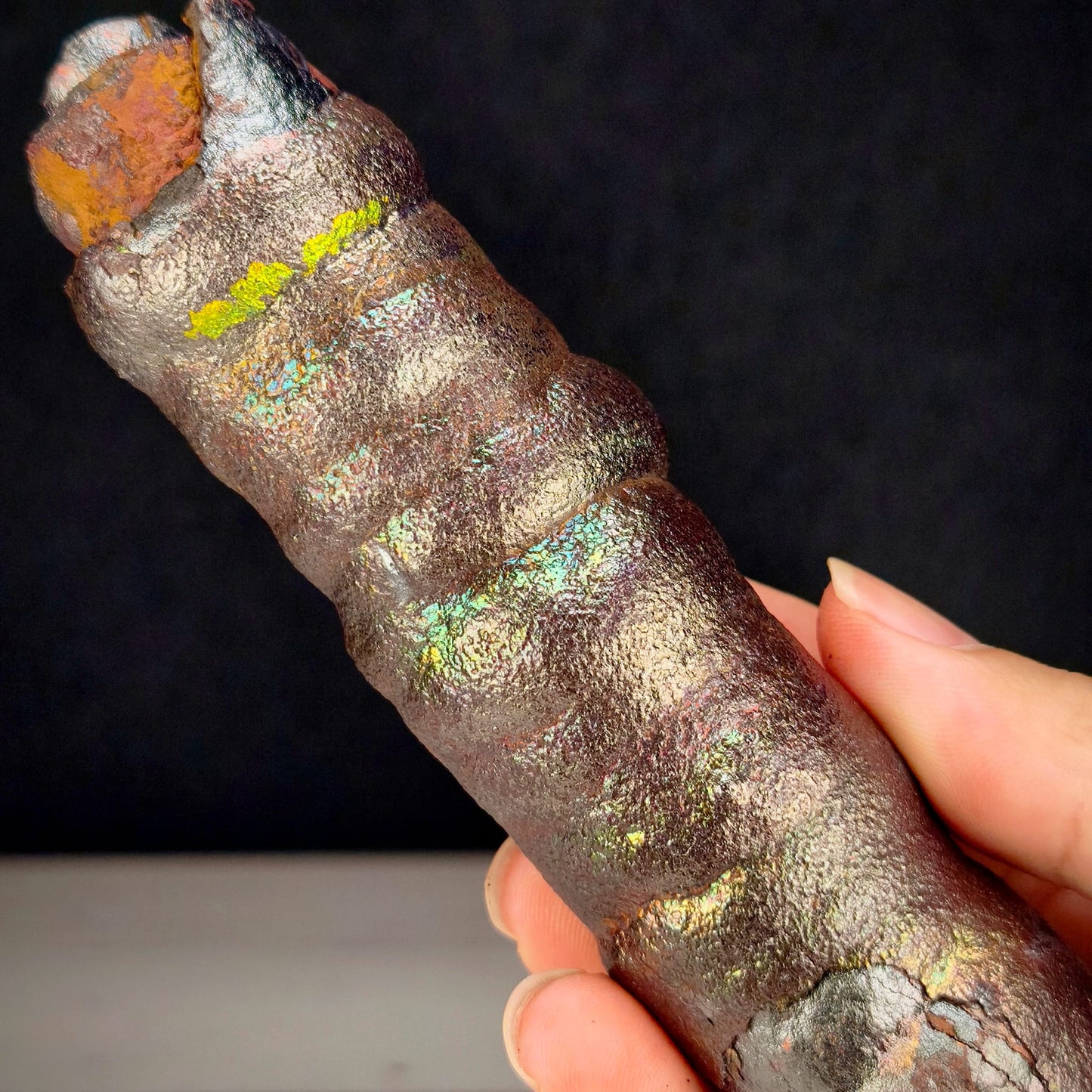 「收藏級」大佛柱 | 重量級粗壯精華 (約 15*4cm) | 金、綠、粉三色高階共生 | 強力招財、穩固基業、貴人扶持與全方位氣場武裝 | 馬來西亞力泥