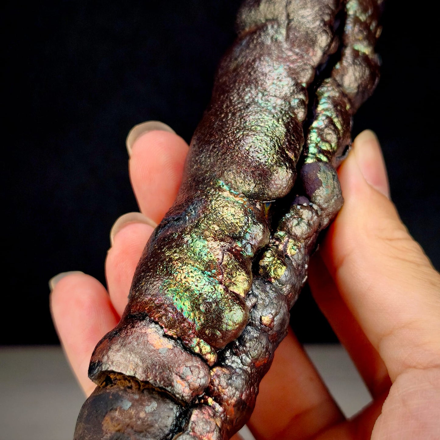「收藏級」大佛柱 | 重量級粗壯精華 (約 15*4cm) | 金、綠、粉三色高階共生 | 強力招財、穩固基業、貴人扶持與全方位氣場武裝 | 馬來西亞力泥