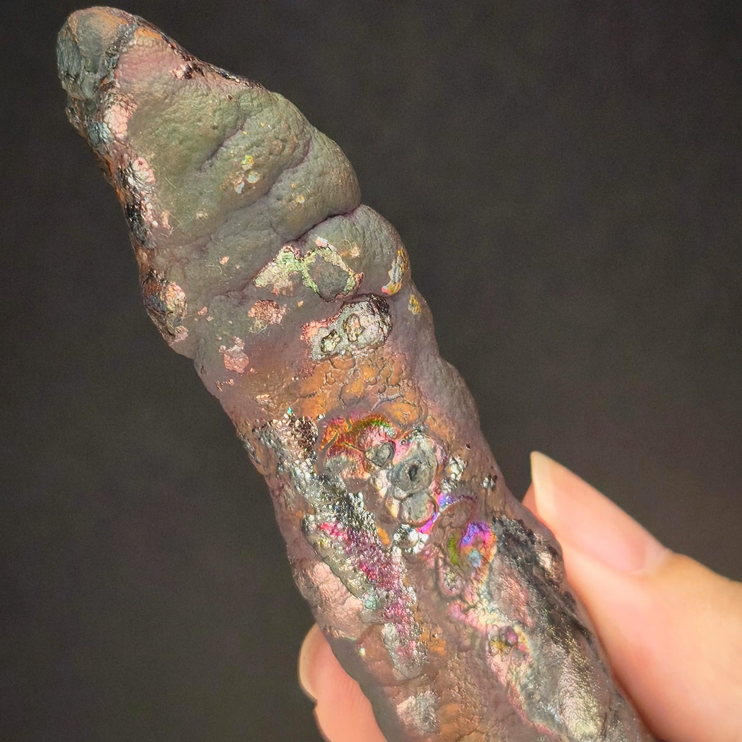 「頂級」大佛柱 (造型：宇宙簽約筆) | 姥姥殼老老礦 (高約 14.5*2cm) | 稀有深紫、粉色共生顯化 | 與宇宙簽約、地位權威、招貴人與全方位氣場修復 | 馬來西亞力泥
