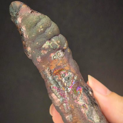 「頂級」大佛柱 (造型：宇宙簽約筆) | 姥姥殼老老礦 (高約 14.5*2cm) | 稀有深紫、粉色共生顯化 | 與宇宙簽約、地位權威、招貴人與全方位氣場修復 | 馬來西亞力泥