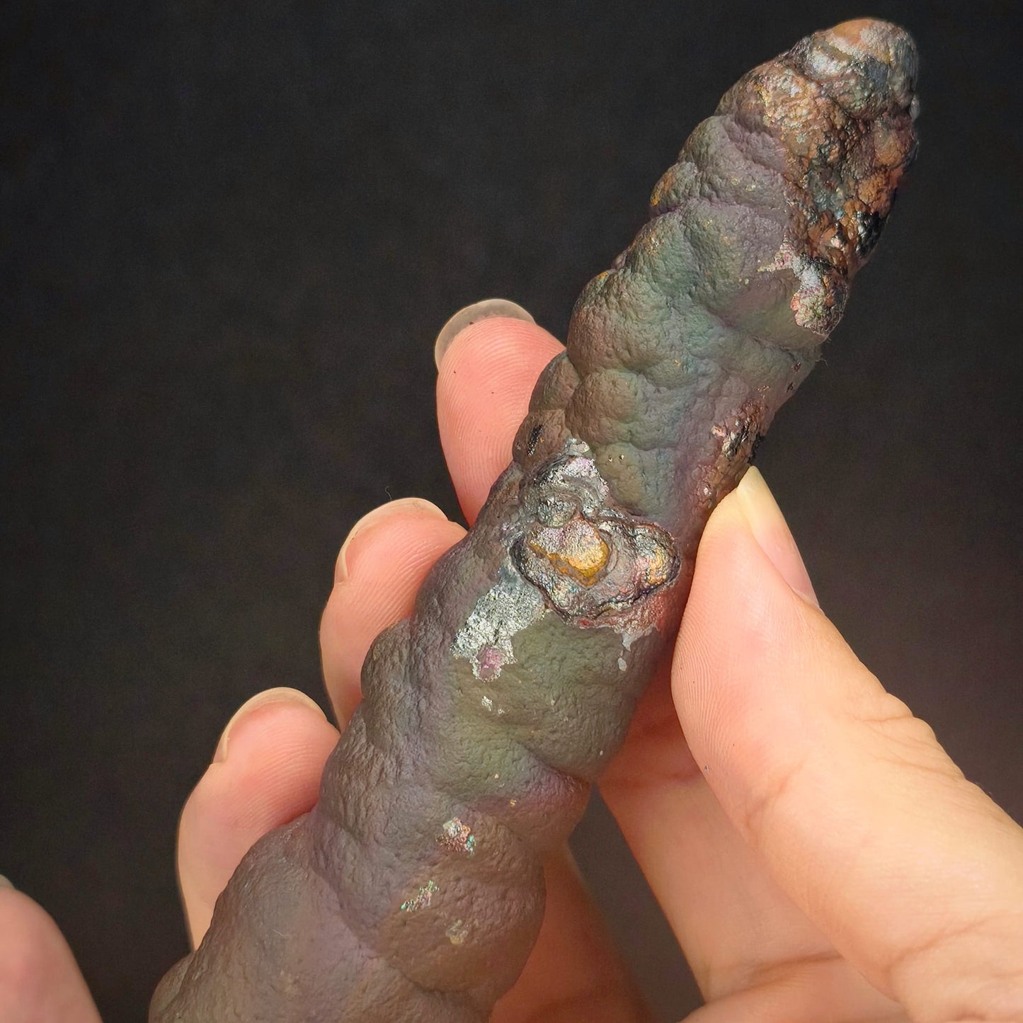 「頂級」大佛柱 (造型：宇宙簽約筆) | 姥姥殼老老礦 (高約 14.5*2cm) | 稀有深紫、粉色共生顯化 | 與宇宙簽約、地位權威、招貴人與全方位氣場修復 | 馬來西亞力泥