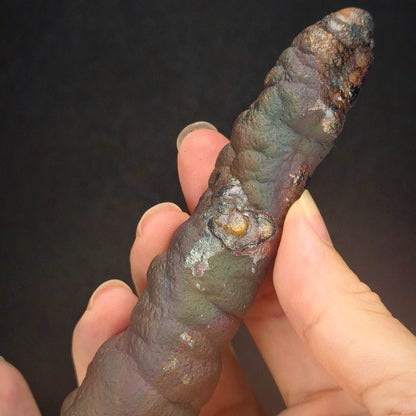 「頂級」大佛柱 (造型：宇宙簽約筆) | 姥姥殼老老礦 (高約 14.5*2cm) | 稀有深紫、粉色共生顯化 | 與宇宙簽約、地位權威、招貴人與全方位氣場修復 | 馬來西亞力泥