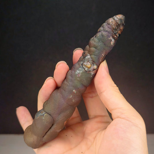 「頂級」大佛柱 (造型：宇宙簽約筆) | 姥姥殼老老礦 (高約 14.5*2cm) | 稀有深紫、粉色共生顯化 | 與宇宙簽約、地位權威、招貴人與全方位氣場修復 | 馬來西亞力泥