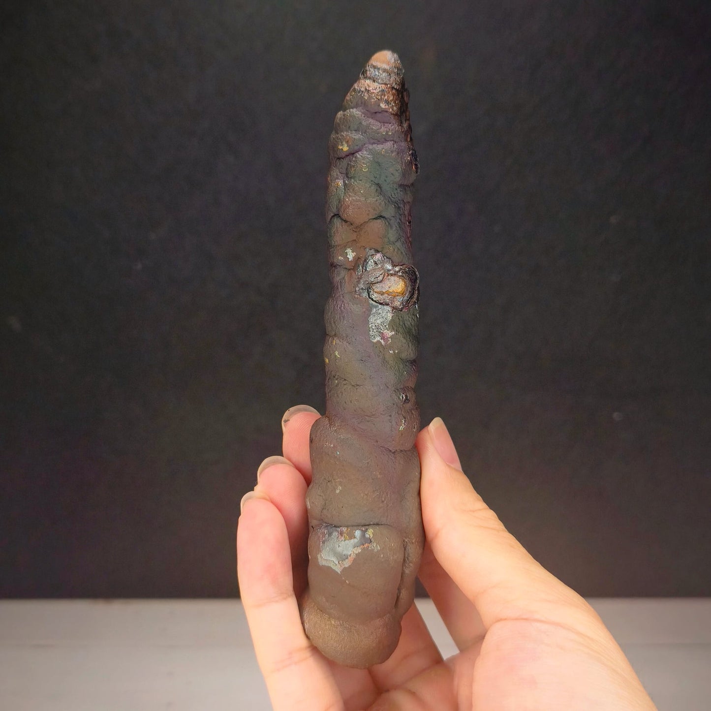 「頂級」大佛柱 (造型：宇宙簽約筆) | 姥姥殼老老礦 (高約 14.5*2cm) | 稀有深紫、粉色共生顯化 | 與宇宙簽約、地位權威、招貴人與全方位氣場修復 | 馬來西亞力泥
