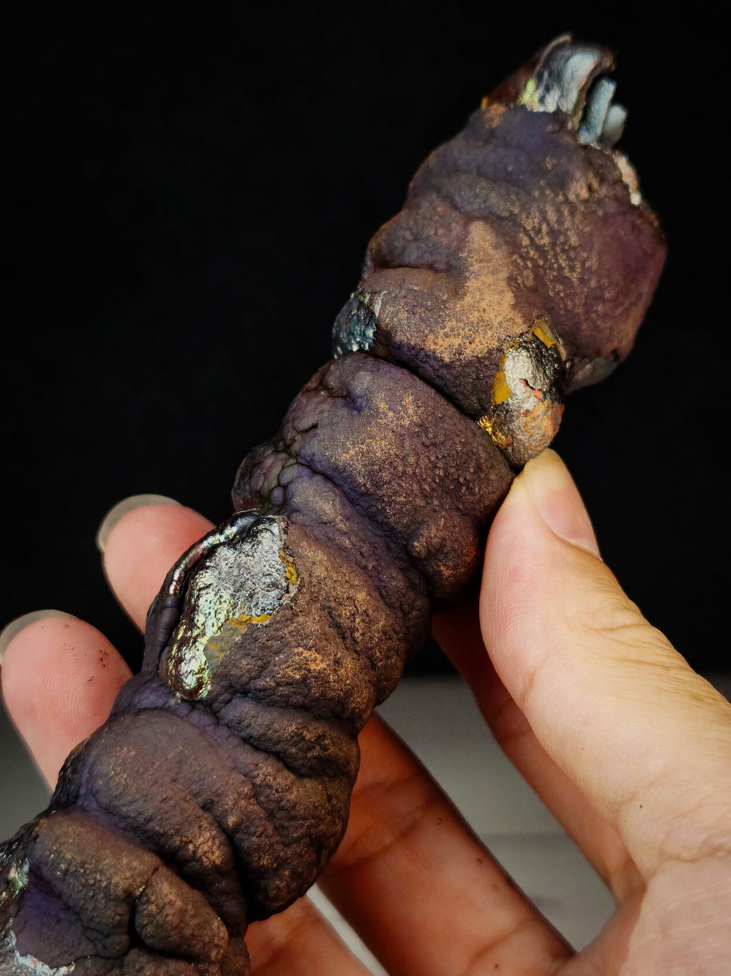 頂級老礦大佛柱｜天然力泥活石｜14.5×2.5cm 粗壯規格｜紫色・老殼・彩虹共生｜Leklai Goethite