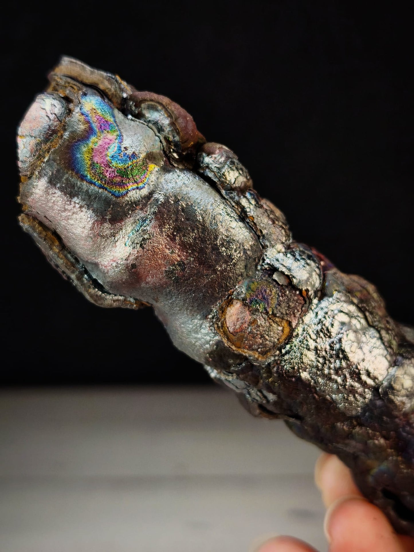 頂級老礦大佛柱｜天然力泥活石｜14.5×2.5cm 粗壯規格｜紫色・老殼・彩虹共生｜Leklai Goethite