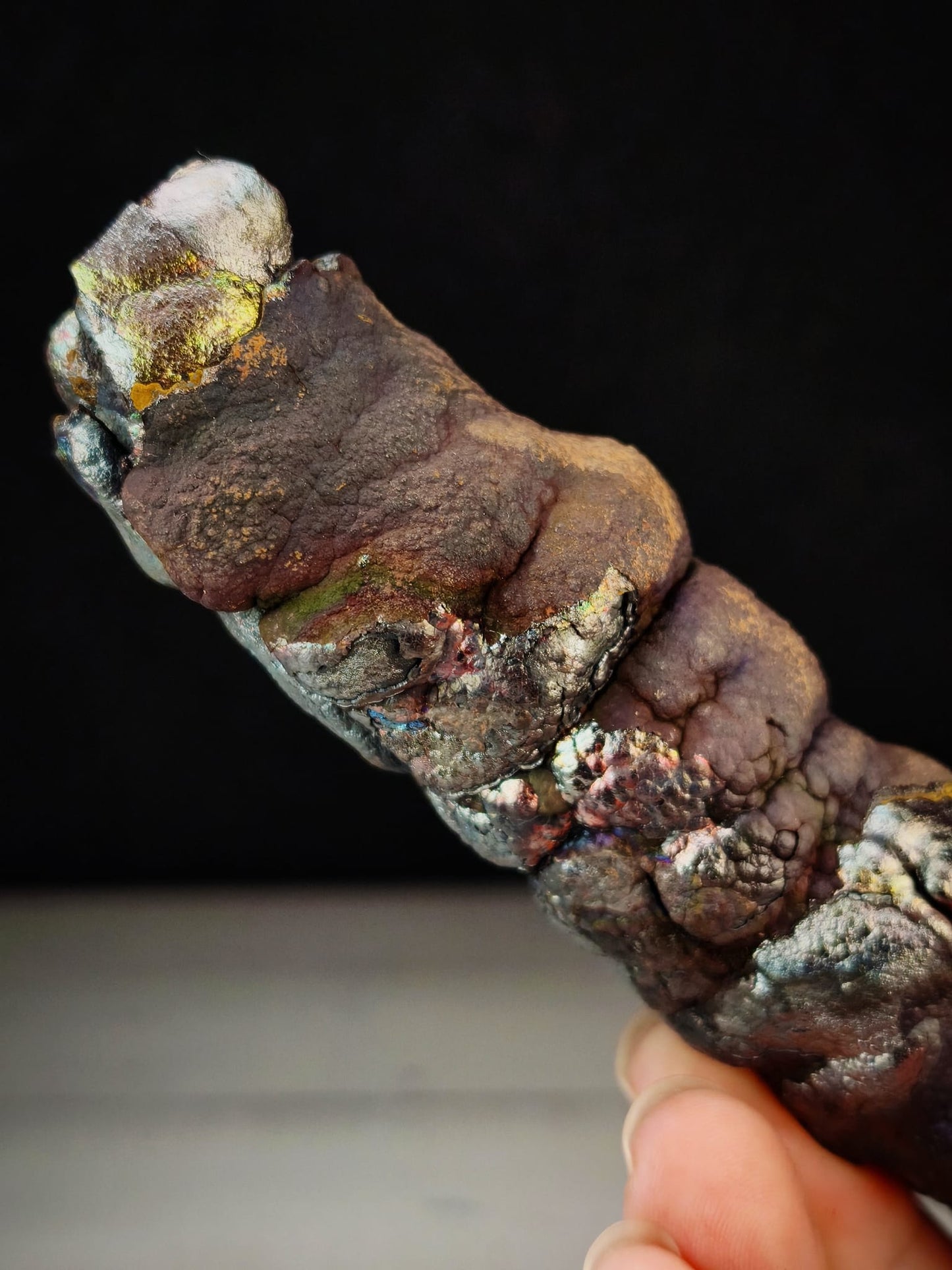 頂級老礦大佛柱｜天然力泥活石｜14.5×2.5cm 粗壯規格｜紫色・老殼・彩虹共生｜Leklai Goethite