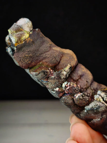頂級老礦大佛柱｜天然力泥活石｜14.5×2.5cm 粗壯規格｜紫色・老殼・彩虹共生｜Leklai Goethite
