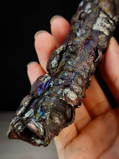 頂級老礦大佛柱｜天然力泥活石｜14.5×2.5cm 粗壯規格｜紫色・老殼・彩虹共生｜Leklai Goethite