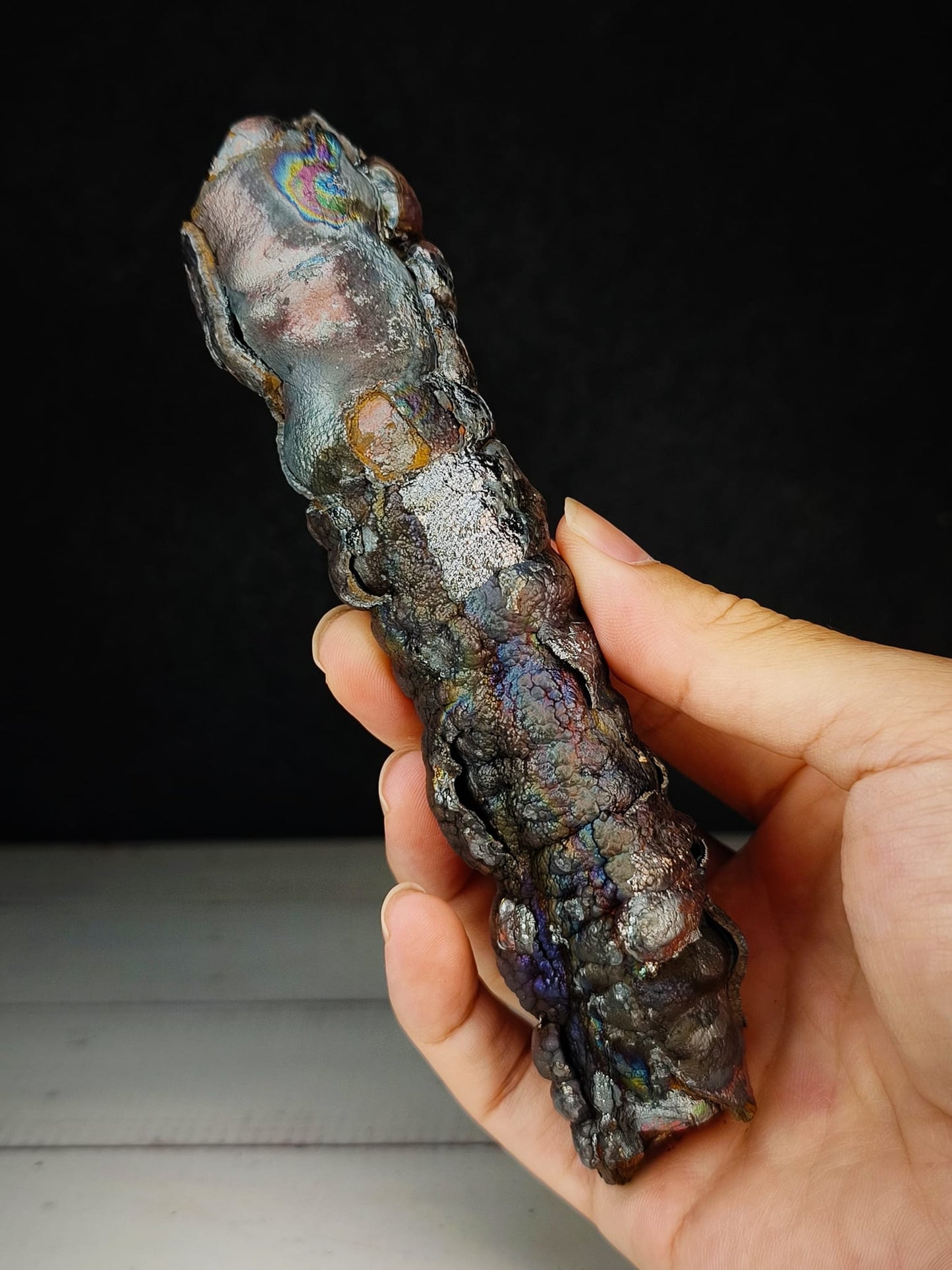 頂級老礦大佛柱｜天然力泥活石｜14.5×2.5cm 粗壯規格｜紫色・老殼・彩虹共生｜Leklai Goethite