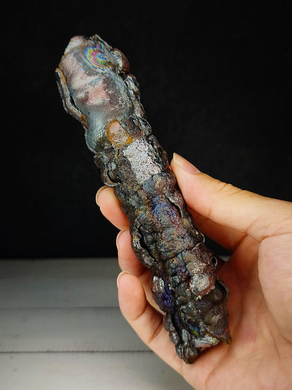 頂級老礦大佛柱｜天然力泥活石｜14.5×2.5cm 粗壯規格｜紫色・老殼・彩虹共生｜Leklai Goethite