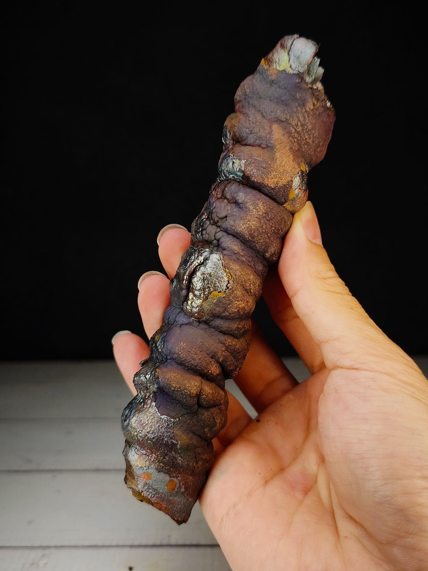 頂級老礦大佛柱｜天然力泥活石｜14.5×2.5cm 粗壯規格｜紫色・老殼・彩虹共生｜Leklai Goethite