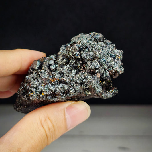 頂級 黑方解力泥力泥活石｜蟾蜍貔貅造型｜: 黑、金、閃閃 共生Leklai Iridescent Goethite ｜HARUKA