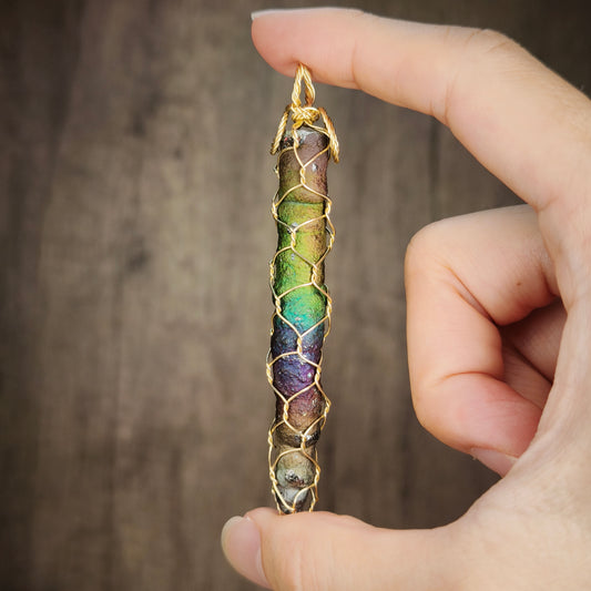 收藏級 | 超級七彩大佛柱 | 稀有 7.5cm 長型吊咀 | 全頻七色能量、美艷極致顯色 | 強力壓場、辟邪、招財、提升氣場 | 馬來西亞天然能量活石