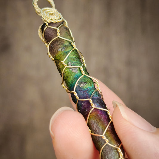 收藏級 | 超級七彩大佛柱 | 稀有 7.5cm 長型吊咀 | 全頻七色能量、美艷極致顯色 | 強力壓場、辟邪、招財、提升氣場 | 馬來西亞天然能量活石