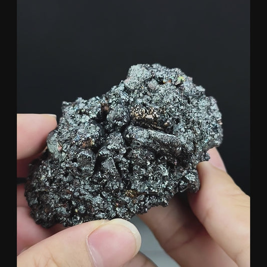 「頂級」黑方解力泥活石 | 超閃黑金爆色顯化 (約 6.5*4.5*3cm) | 造型：招財蟾蜍 x 護主貔貅 | 黑閃中帶金色極致共生 | 雙神獸威權：主動吸財咬財、鎖緊財庫、強效驅逐小人與絕對磁場屏蔽 | 馬來西亞力泥