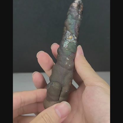 「頂級」大佛柱 (造型：宇宙簽約筆) | 姥姥殼老老礦 (高約 14.5*2cm) | 稀有深紫、粉色共生顯化 | 與宇宙簽約、地位權威、招貴人與全方位氣場修復 | 馬來西亞力泥