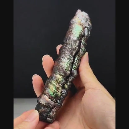 「收藏級」大佛柱 | 重量級粗壯精華 (約 15*4cm) | 金、綠、粉三色高階共生 | 強力招財、穩固基業、貴人扶持與全方位氣場武裝 | 馬來西亞力泥