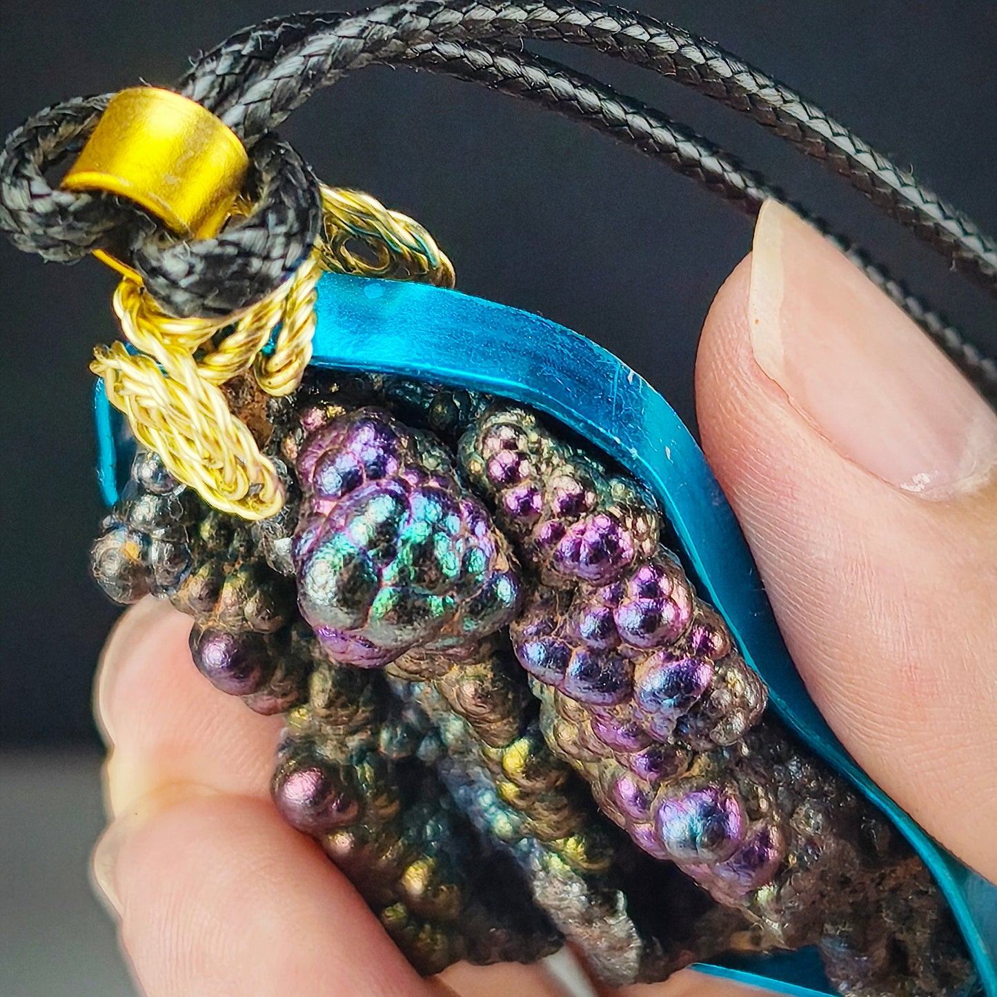 頂級大佛珠吊墜｜高階四色（金綠藍紫）｜力泥活石｜Leklai Iridescent Goethite
