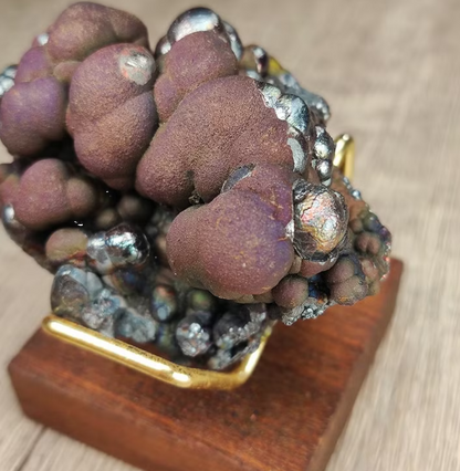 頂級亞嚕家大佛珠力泥 | 稀有老礦彩虹膽料原石 | 附專屬木架 (約 6x4cm) | 如大佛般強大氣場、力量集中的極致收藏 | 馬來西亞天然活石