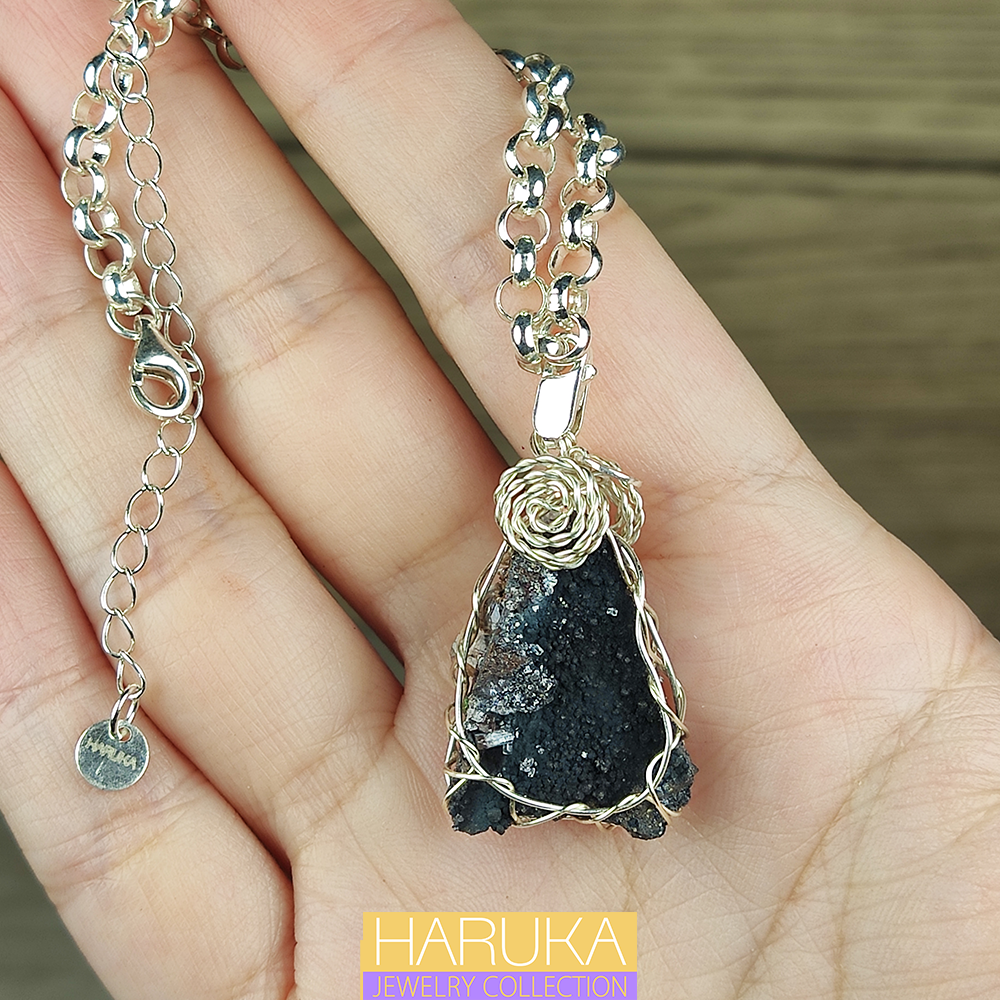 | 碎鑽系 | 黑力泥 x 通透玻璃水晶體 | 閃bling bling | 活扣飾物