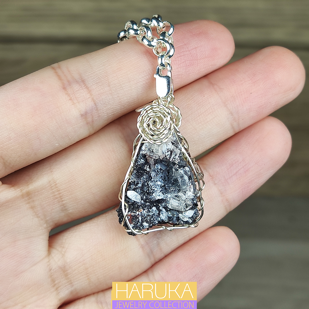 | 碎鑽系 | 黑力泥 x 通透玻璃水晶體 | 閃bling bling | 活扣飾物