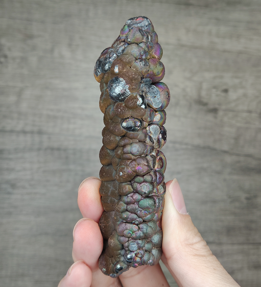 收藏级亚噜家大佛柱 | 四色显色 10.3cm 罕见规格 ｜ 极致驱小人与全球愿景导航能量摆件 ｜ 马来西亚力泥 ｜天然矿石 ｜ 附送 HARUKA 专属木架